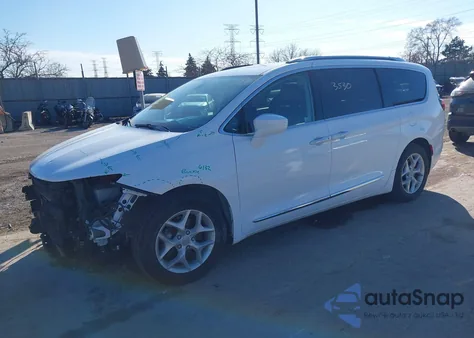 2018 Chrysler Pacifica Touring-L Plus z USA, uszkodzony, nr VIN 2C4RC1EG9JR156751